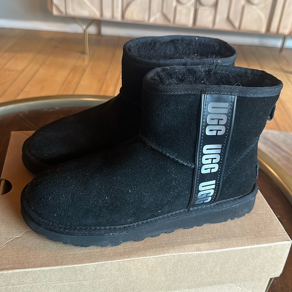 Ugg Classic Mini with side logo